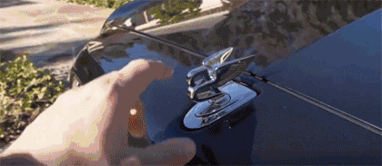 勞斯萊斯和賓利的車標區別，用手碰一下眼見為實！