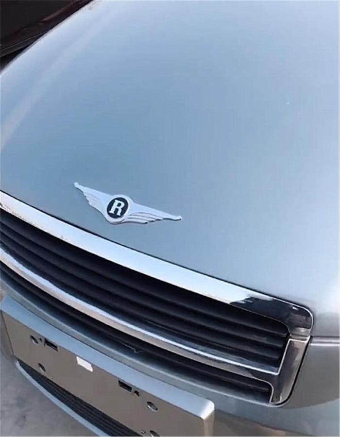 偶遇一輛車標像賓利的國產(chǎn)車, 網(wǎng)友: 集勞斯萊斯跟賓利設(shè)計的!
