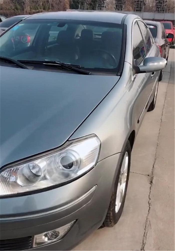 偶遇一輛車標像賓利的國產(chǎn)車, 網(wǎng)友: 集勞斯萊斯跟賓利設(shè)計的!