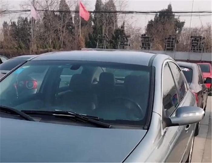 偶遇一輛車標像賓利的國產(chǎn)車, 網(wǎng)友: 集勞斯萊斯跟賓利設(shè)計的!