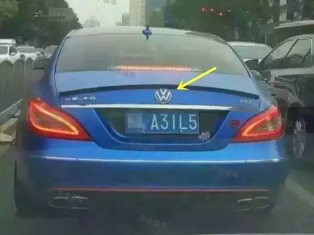 決戰(zhàn)秋名山，戰(zhàn)敗者請自覺留下車標(biāo)！