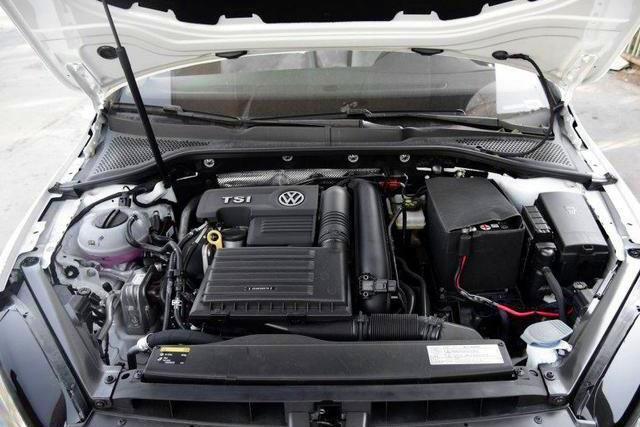 花22萬把奧迪A3提回家，發現引擎蓋上竟是大眾車標