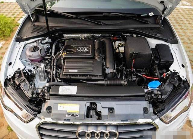 花22萬把奧迪A3提回家，發現引擎蓋上竟是大眾車標