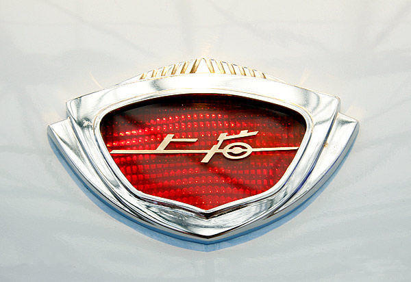 這個(gè)國產(chǎn)汽車品牌要復(fù)出了！榮威先把車標(biāo)換上了