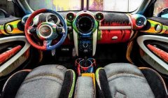 為撐面子車主私將車標(biāo)升級(jí)成