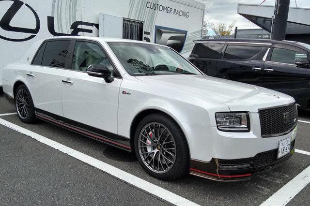 豐田章男的座駕，&ldquo;金鳳凰&rdquo;車標很別致，氣場不輸勞斯萊斯