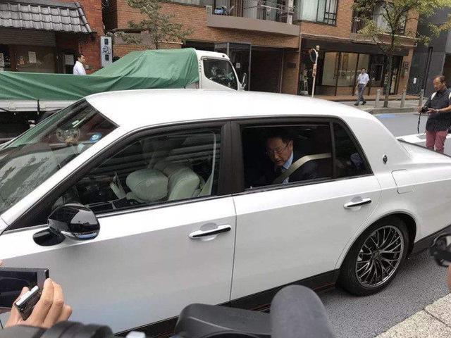 豐田章男的座駕，&ldquo;金鳳凰&rdquo;車標很別致，氣場不輸勞斯萊斯