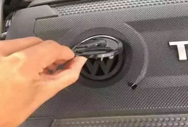 撕開斯柯達(dá)的標(biāo)志后露出了大眾車標(biāo)！這次看斯柯達(dá)怎么說