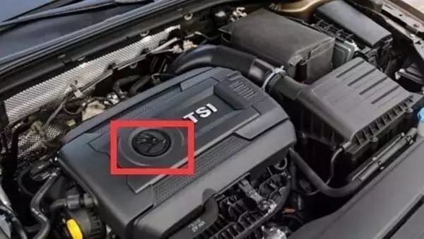 撕開斯柯達(dá)的標(biāo)志后露出了大眾車標(biāo)！這次看斯柯達(dá)怎么說