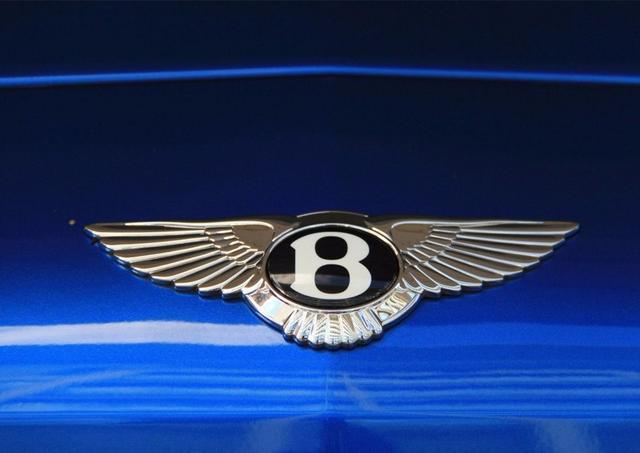 賓利車標15萬，還不對稱，左邊10根羽毛，右邊有11根