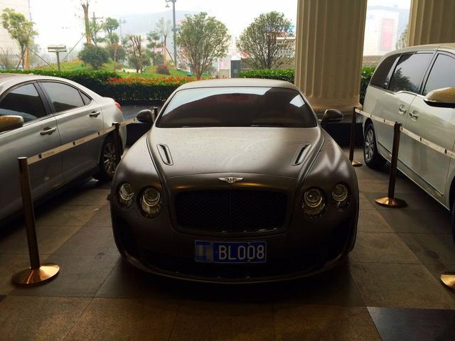 賓利車標15萬，還不對稱，左邊10根羽毛，右邊有11根