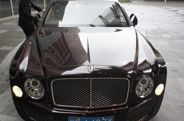 賓利車標15萬，還不對稱，左邊10根羽毛，右邊有11根