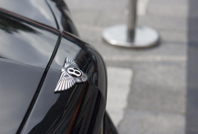 賓利車標15萬，還不對稱，左邊10根羽毛，右邊有11根