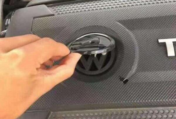無意間撕開斯柯達的發動機護罩車標，瞬間感覺這車買的太值了！