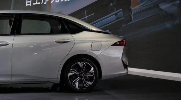 掛著傳祺的車標(biāo)，非要說是廣豐的新車？網(wǎng)友：給雙積分逼的