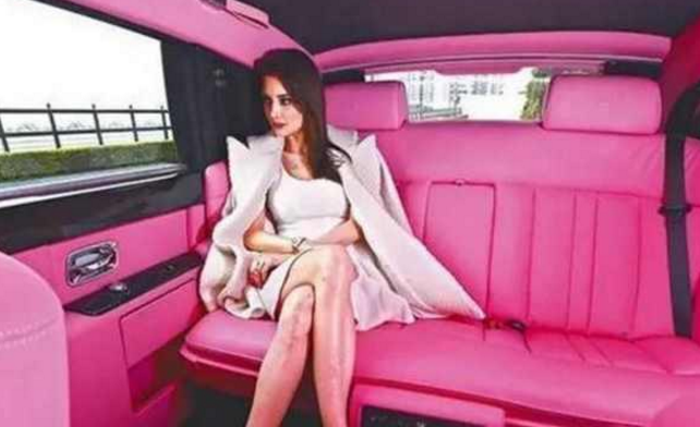 全球唯一粉色幻影在香港，車標(biāo)值100萬(wàn)元，但美女車主更吸引人！