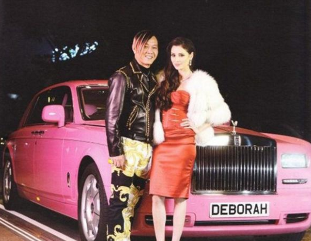 全球唯一粉色幻影在香港，車標(biāo)值100萬(wàn)元，但美女車主更吸引人！