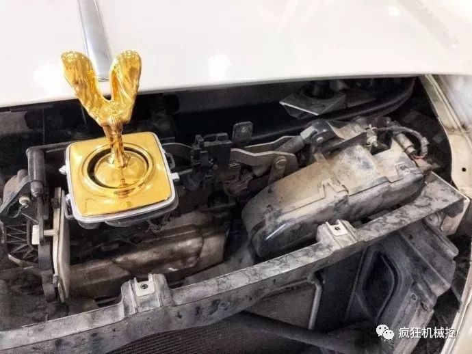 勞斯萊斯車標一碰就自動收回，怎么做到的？