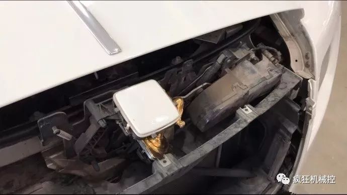 勞斯萊斯車標一碰就自動收回，怎么做到的？