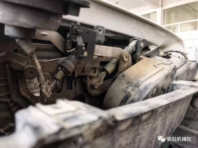 勞斯萊斯車標一碰就自動收回，怎么做到的？