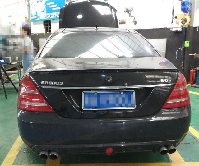 奔馳換了個(gè)巴博斯車標(biāo)，竟然被加油站小妹誤以為是30萬的比亞迪