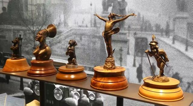 勞斯萊斯、賓利的立標這么漂亮，為何其它車不用？