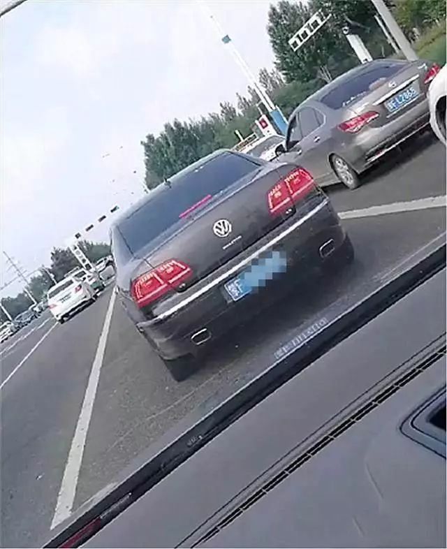 路遇&ldquo;帕薩特&rdquo;，看到車標下帶字母，立馬拉手剎！