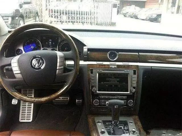 路遇&ldquo;帕薩特&rdquo;，看到車標下帶字母，立馬拉手剎！