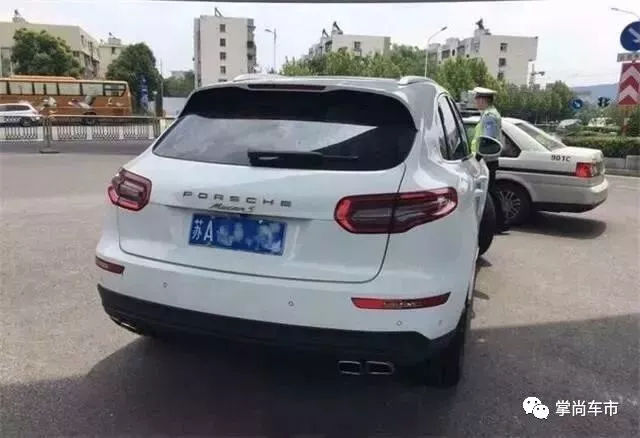 如何低調(diào)地炫耀？把你的賓利車標改成比亞迪足矣