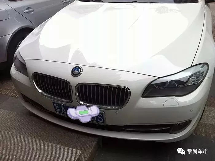 如何低調(diào)地炫耀？把你的賓利車標改成比亞迪足矣