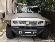 小區里停了輛越野車五角星車