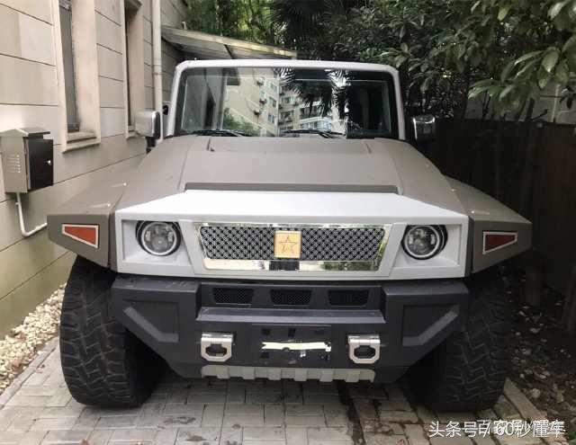 小區里停了輛越野車五角星車標有誰認識這款車