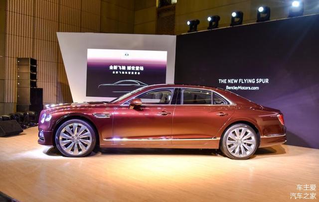 賓利新車，車標可發光，大燈如水晶般璀璨，原來這才是真正的豪華