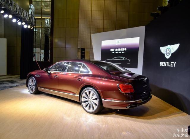 賓利新車，車標可發光，大燈如水晶般璀璨，原來這才是真正的豪華