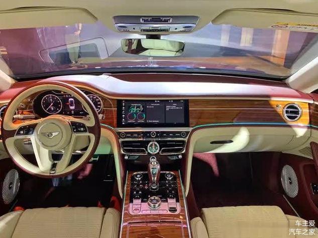 賓利新車，車標可發光，大燈如水晶般璀璨，原來這才是真正的豪華