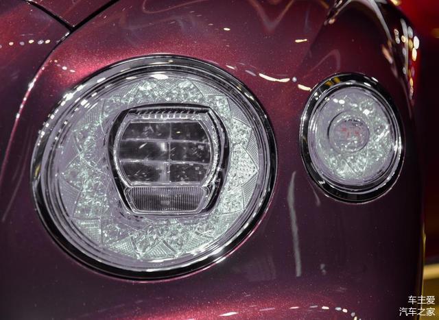賓利新車，車標可發光，大燈如水晶般璀璨，原來這才是真正的豪華