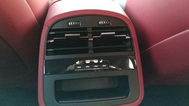 來自意大利的轎跑，糞叉的車標絕對不會掉面兒。