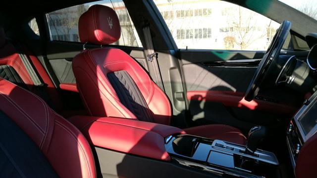 來自意大利的轎跑，糞叉的車標絕對不會掉面兒。