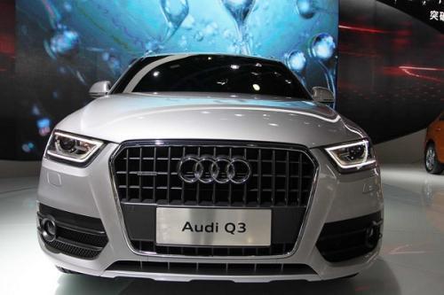 大爺開&ldquo;奧迪Q3&rdquo;買菜，純電動車型，車標比4環多1環