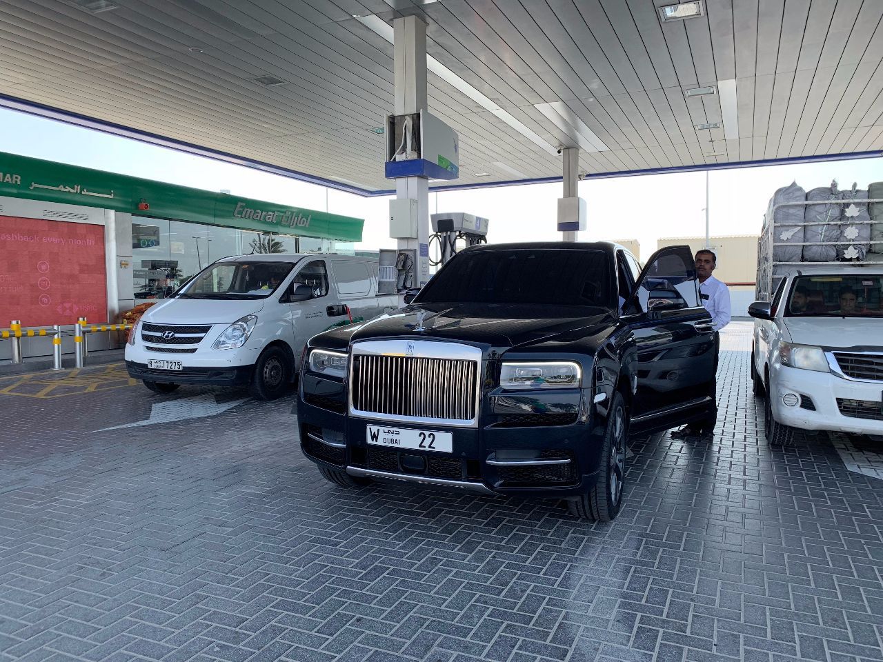 庫里南去加油站，車標(biāo)水晶的，車牌520萬，比陸巡大一圈