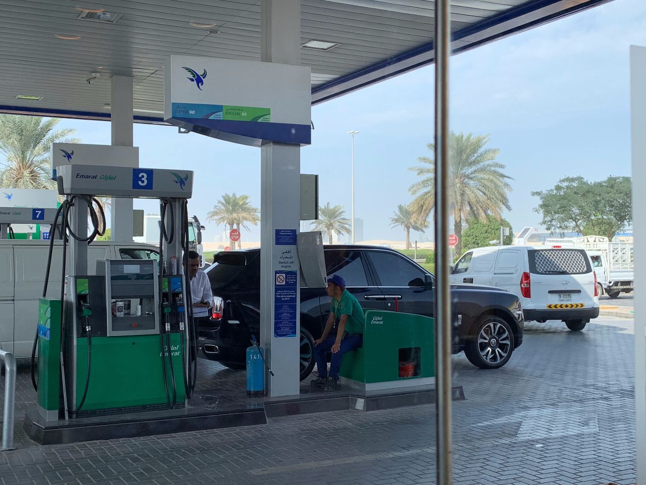 庫里南去加油站，車標(biāo)水晶的，車牌520萬，比陸巡大一圈