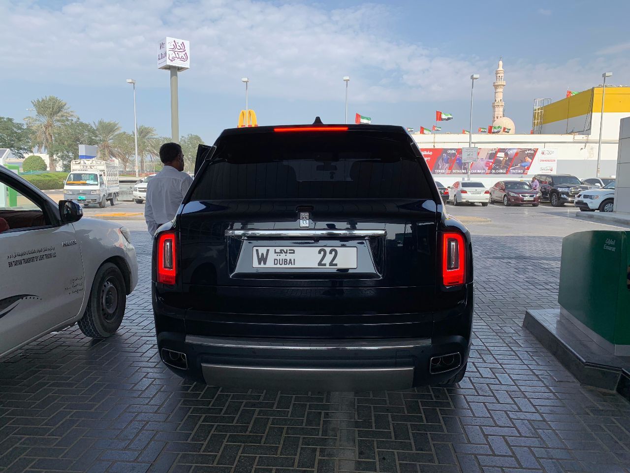 庫里南去加油站，車標(biāo)水晶的，車牌520萬，比陸巡大一圈