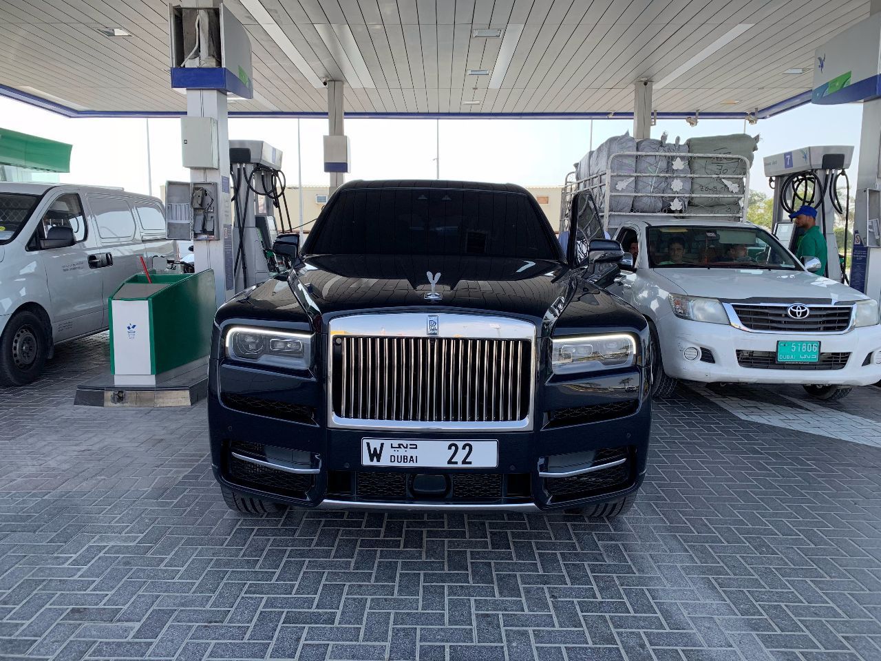 庫里南去加油站，車標(biāo)水晶的，車牌520萬，比陸巡大一圈