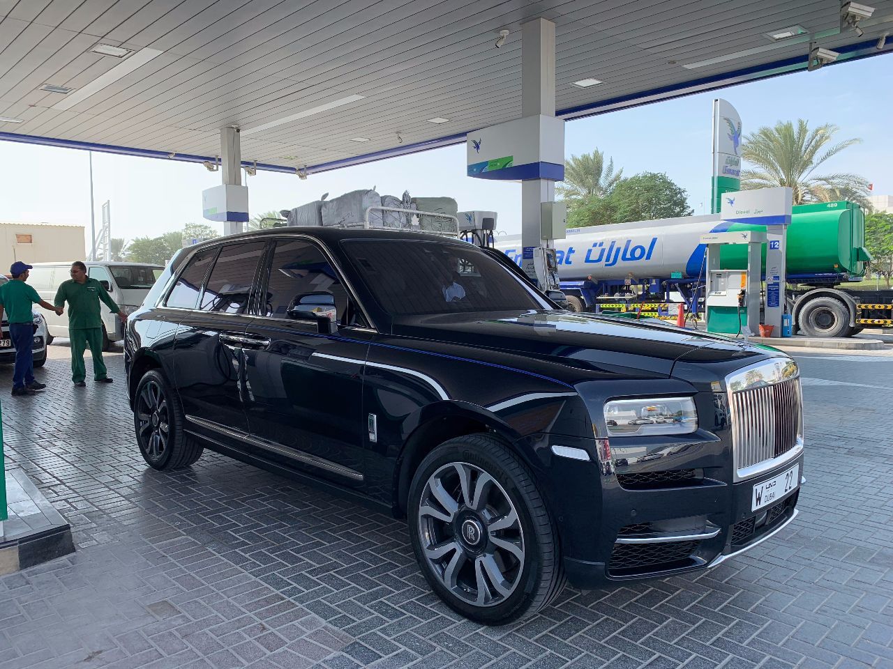 庫里南去加油站，車標(biāo)水晶的，車牌520萬，比陸巡大一圈