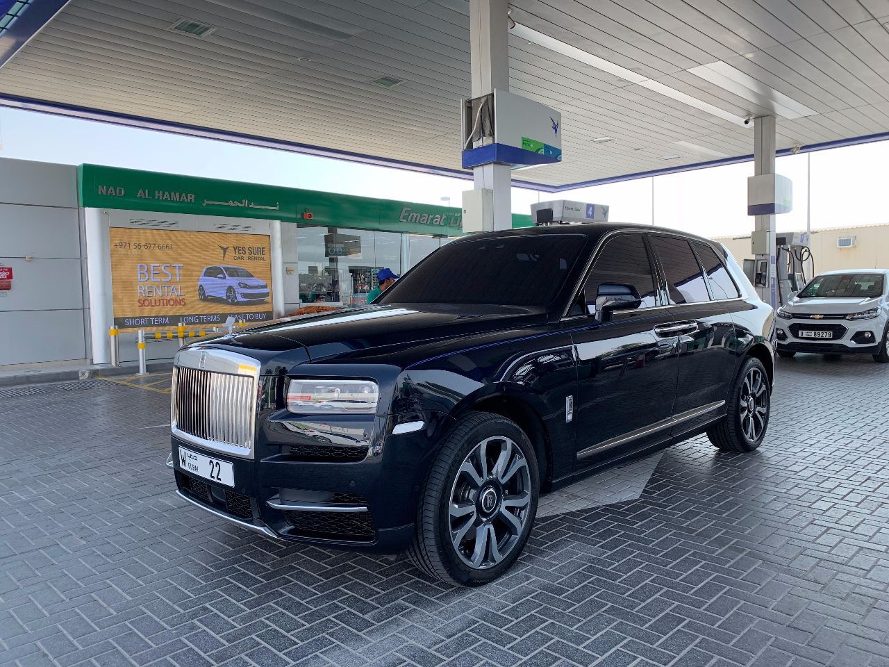 庫里南去加油站，車標(biāo)水晶的，車牌520萬，比陸巡大一圈