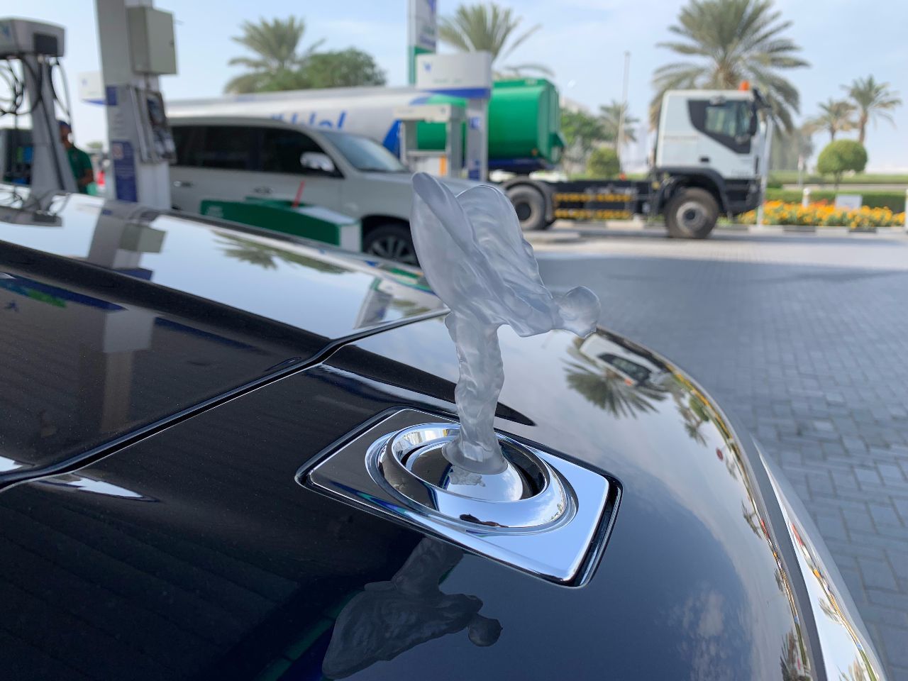 庫里南去加油站，車標(biāo)水晶的，車牌520萬，比陸巡大一圈