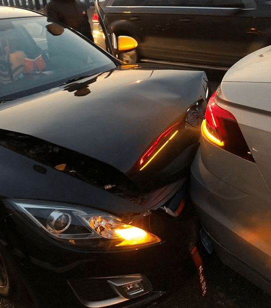 大眾輝昂遭馬自達睿翼追尾 網友: 車標帶字母的大眾果然惹不起