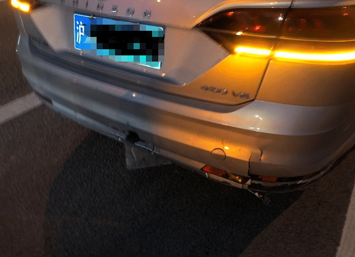 大眾輝昂遭馬自達睿翼追尾 網友: 車標帶字母的大眾果然惹不起