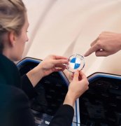 寶馬更換LOGO，史上最透明車標來了！