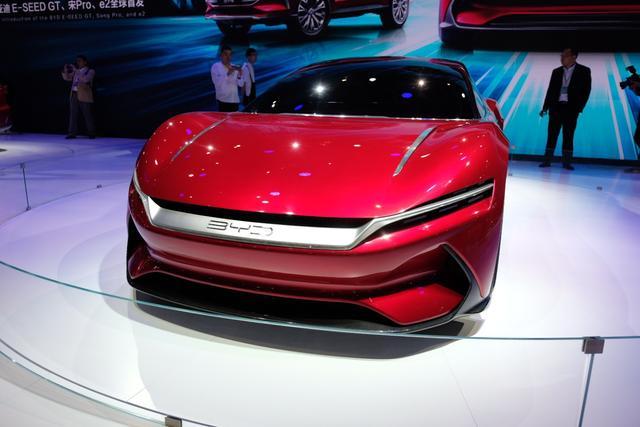 繼奧迪寶馬大眾之后，日產的車標也被壓扁了，3D邁向2D